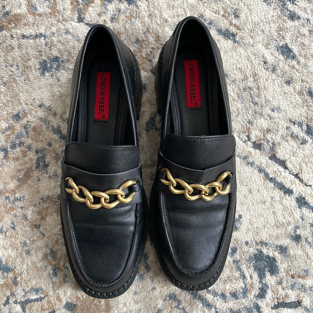 Chunky black loafer with gold chain